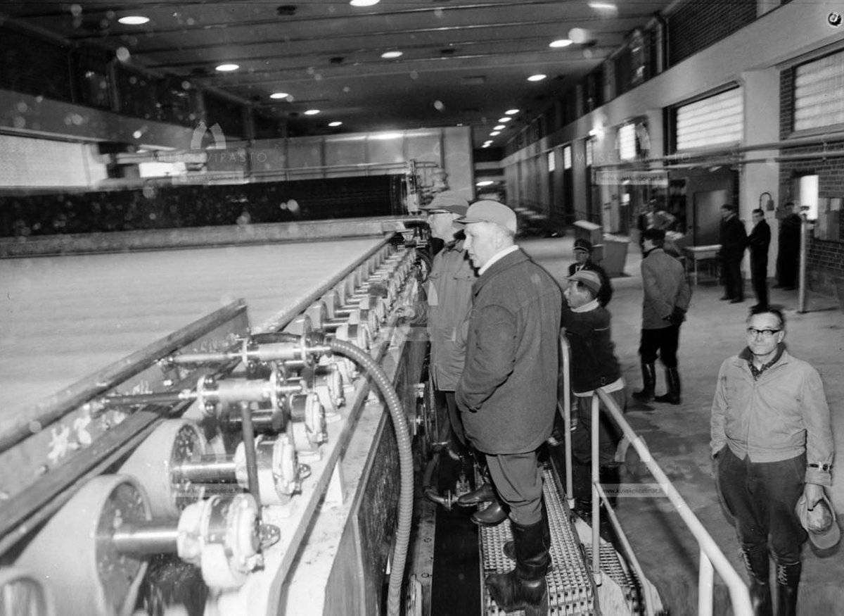Tasavallan presidentti Urho Kekkonen vierailemassa Äänekosken tehtailla 18.-19.11.1961. Presidentti Kekkonen seuraamassa selluloosarainan kulkua uudessa sulfaattiselluloosan kuivauskoneessa. Kekkosen vieressä etualalla vuorineuvos Wolter Westerholm.
