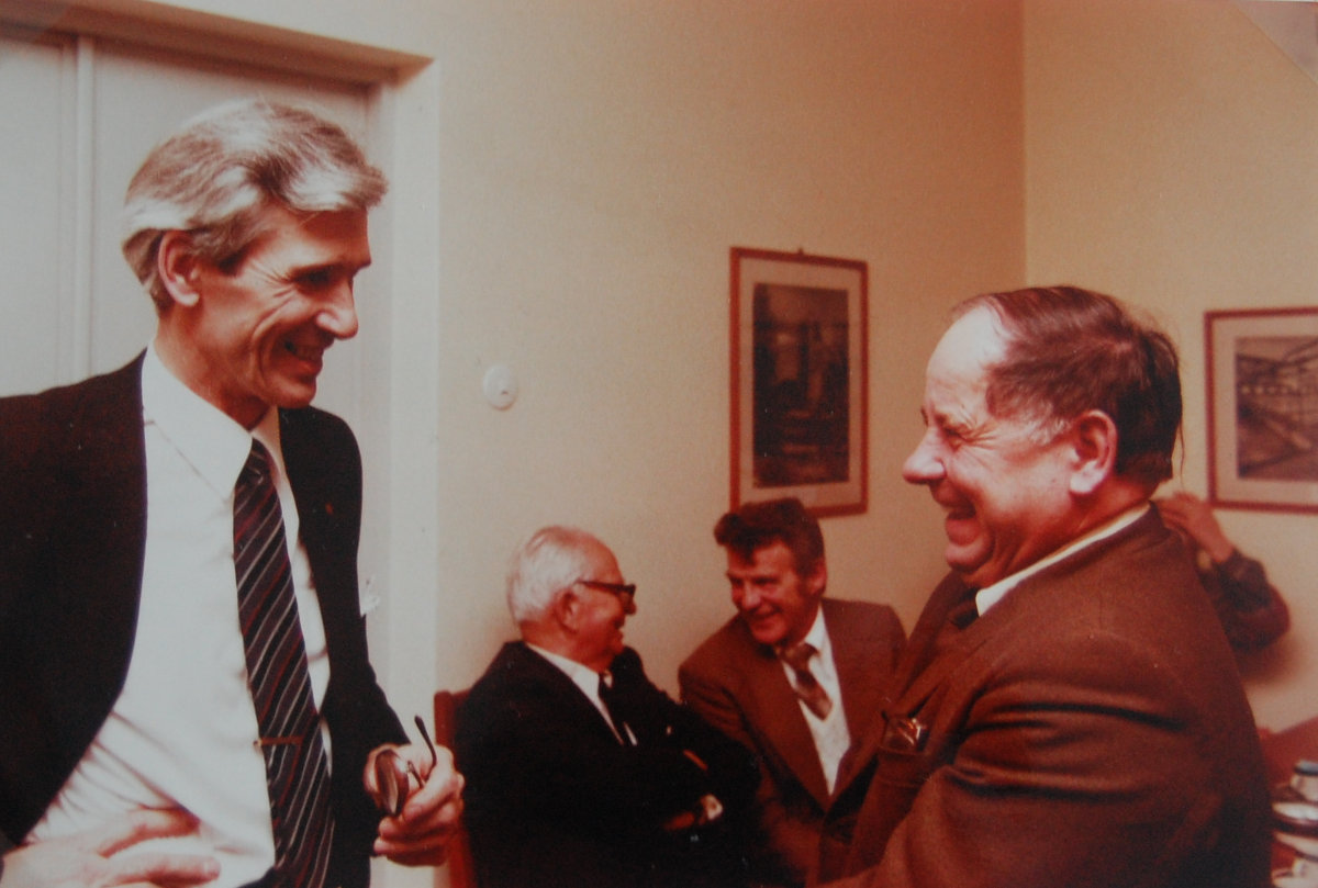 Vanhan sellutehtaan toiminta lopetettiin tammikuussa 1984. Kuvassa yli 40 vuotta palvelleiden työntekijöiden kahvitus Si-sellutehtaan konttorissa. Etualalla vasemmalla tehtaanjohtaja Erkki Aalto ja hänen kanssaan juttelee koneenhoitaja Tauno Leppänen. Takana vasemmalla insinööri Uuno Koponen ja työnjohtaja Antton Ritanen.