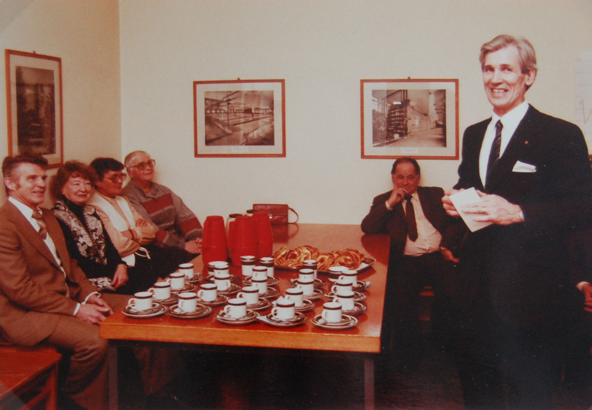 Sulfiitin lopetuskahvit veteraaneille 13.1.1984. Vasemmalta Anton Ritanen, Helvi Hytönen, Irene Rautiainen, Anna-Liisa Oinonen ja Tauno Leppänen. Etualalla tehtaanjohtaja Erkki Aalto.