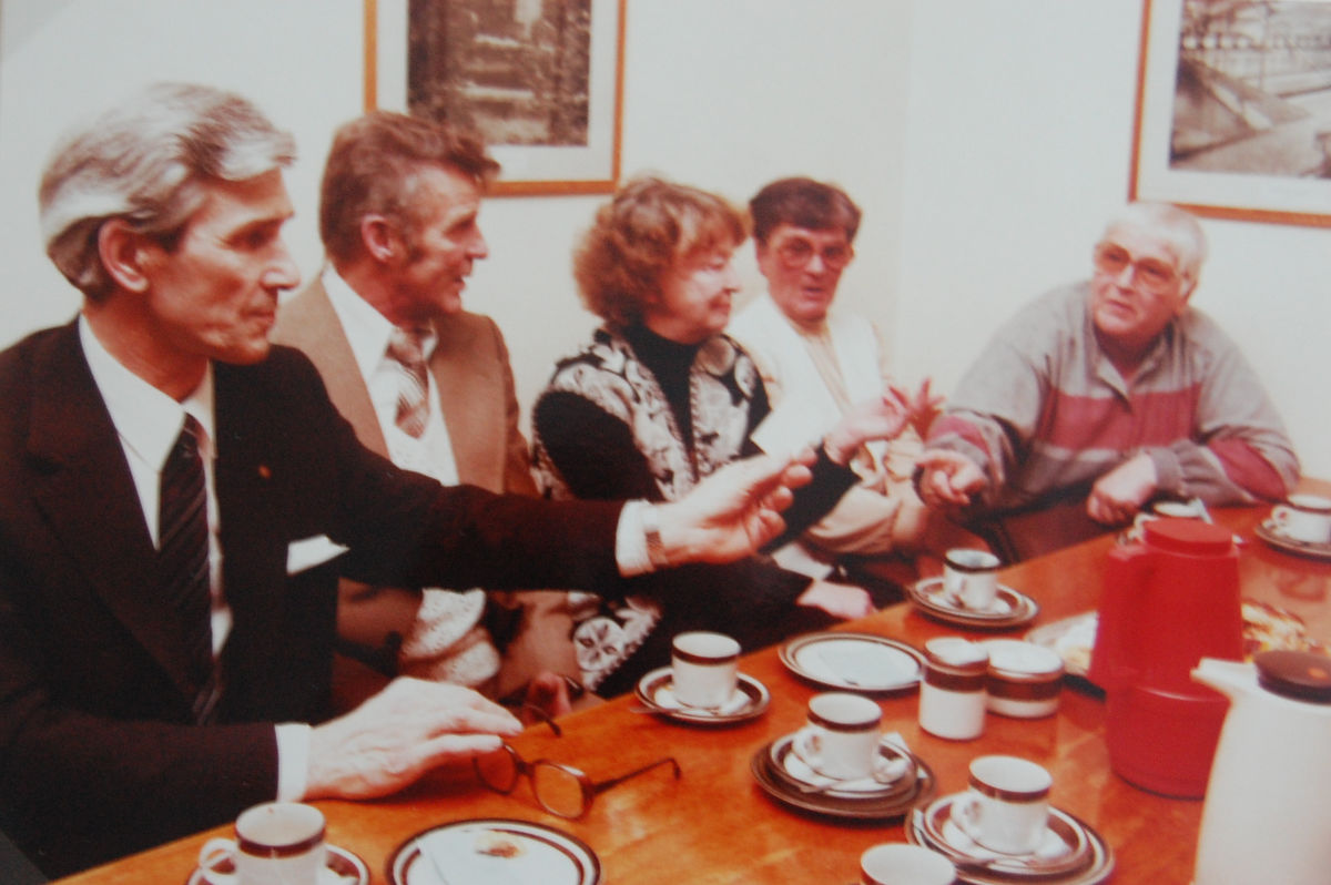 Sulfiitin lopetuskahvit veteraaneille 13.1.1984. Vasemmalta tehtaanjohtaja Erkki Aalto, Anton Ritanen, Helvi Hytönen, Irene Rautiainen ja Anna-Liisa Oinonen.