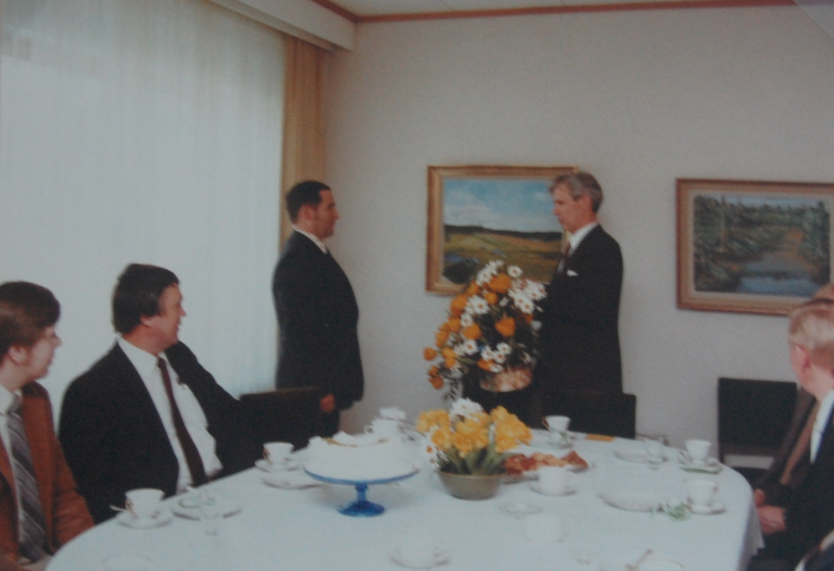 Sulfiitin ylimestarin Kauko Saarisen eläkekahvit yhtiön klubilla 10.4.1984. Vasemmalta vuoromestarit Erkki Kolehmainen ja Kullervo Kovanen, Kauko Saarinen, tehtaanjohtaja Erkki Aalto ja käyttöpäällikkö Jouko Pirkkanen.