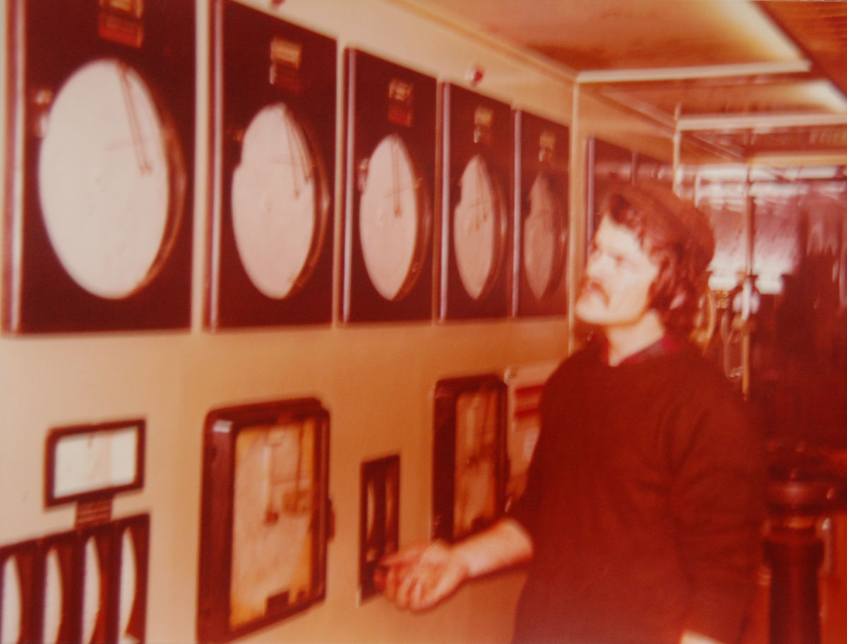 Keittäjä Seppo Kautto sulfiitin keittämöllä.