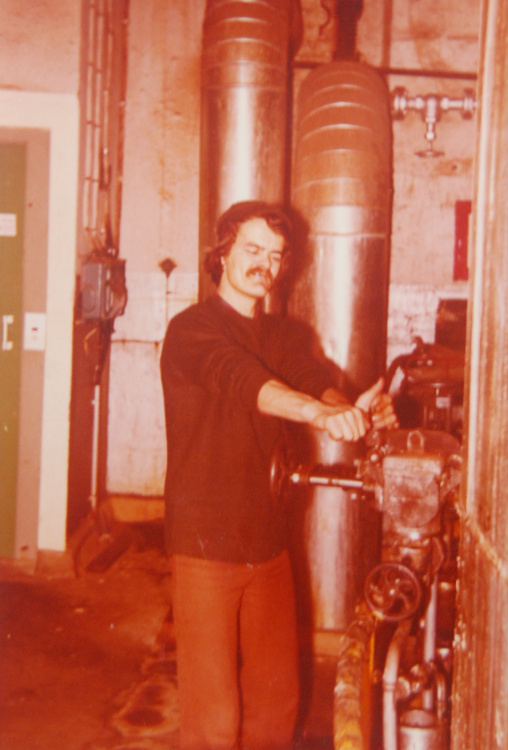 Keittäjä Seppo Kautto sulfiitin keittämöllä.