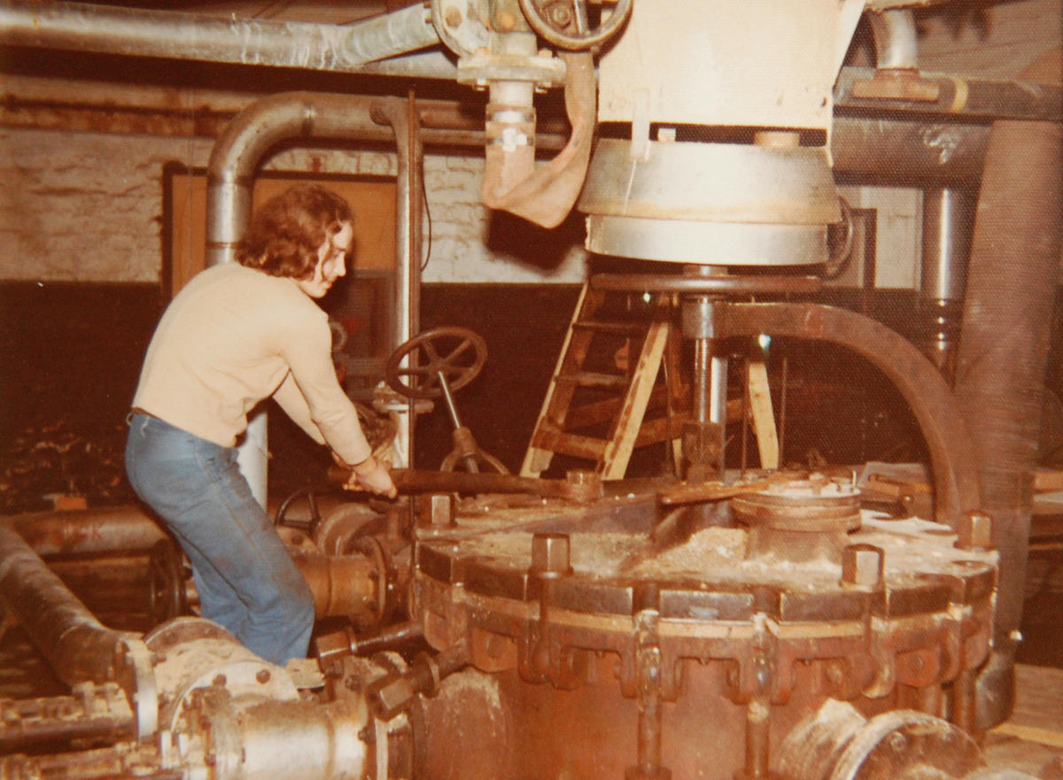 Sellukattilaa valmistellaan keittoon sulfiitin keittämöllä.