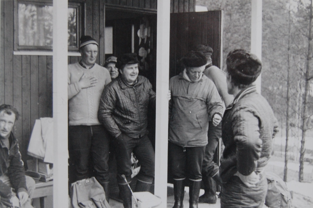 Vuoron porukkaa Pökkölässä. Kuvassa mm. Martti Nieminen, Kalevi Rantanen, Tauno Palmamäki ja Reijo Metso.