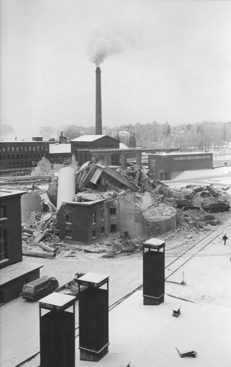 Sulfiitin rakennukset purettiin kemiallisen tehtaan laajennuksen alta vuonna 1990. Kuvassa happotornin ja kiisutehtaan rauniot 1985.