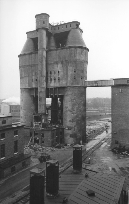 Sulfiitin happotorni juuri ennen kaatamistaan vuonna 1985.