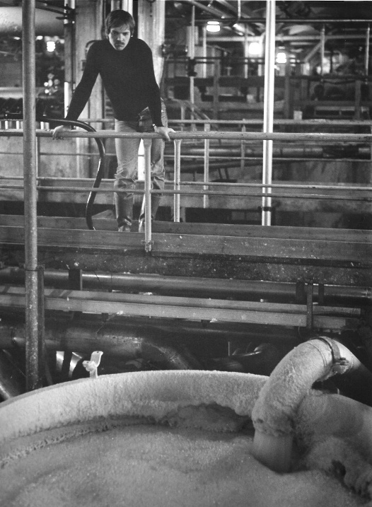 Sihtimies Mauri Möttönen massakuopilta tulevan massan säiliöllä.