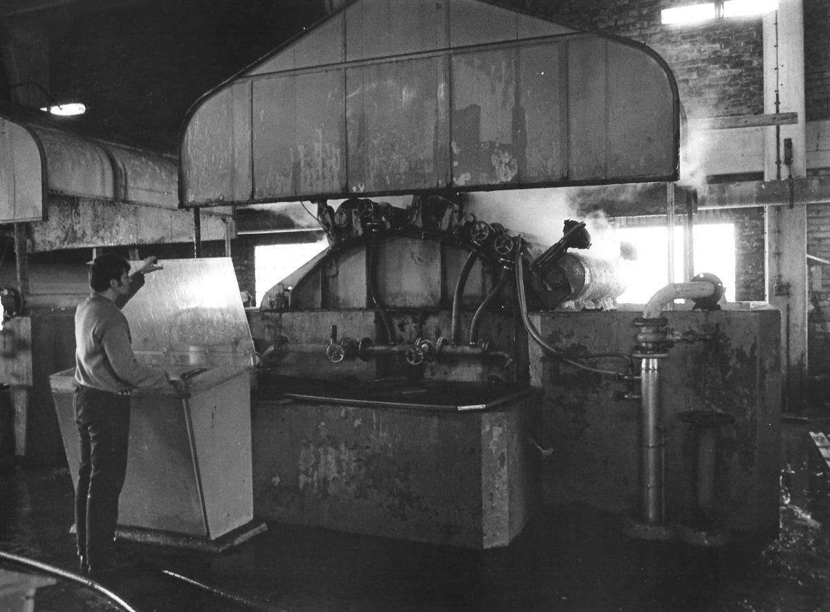 Sulfiitin I-vuoron apuvalkaisija Ismo Tyyskä työssään.