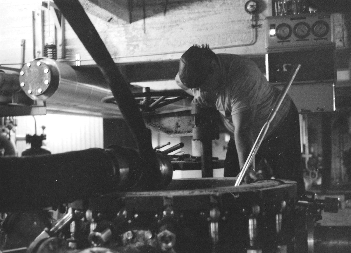 Apukeittäjä Topi Siltanen työssään.