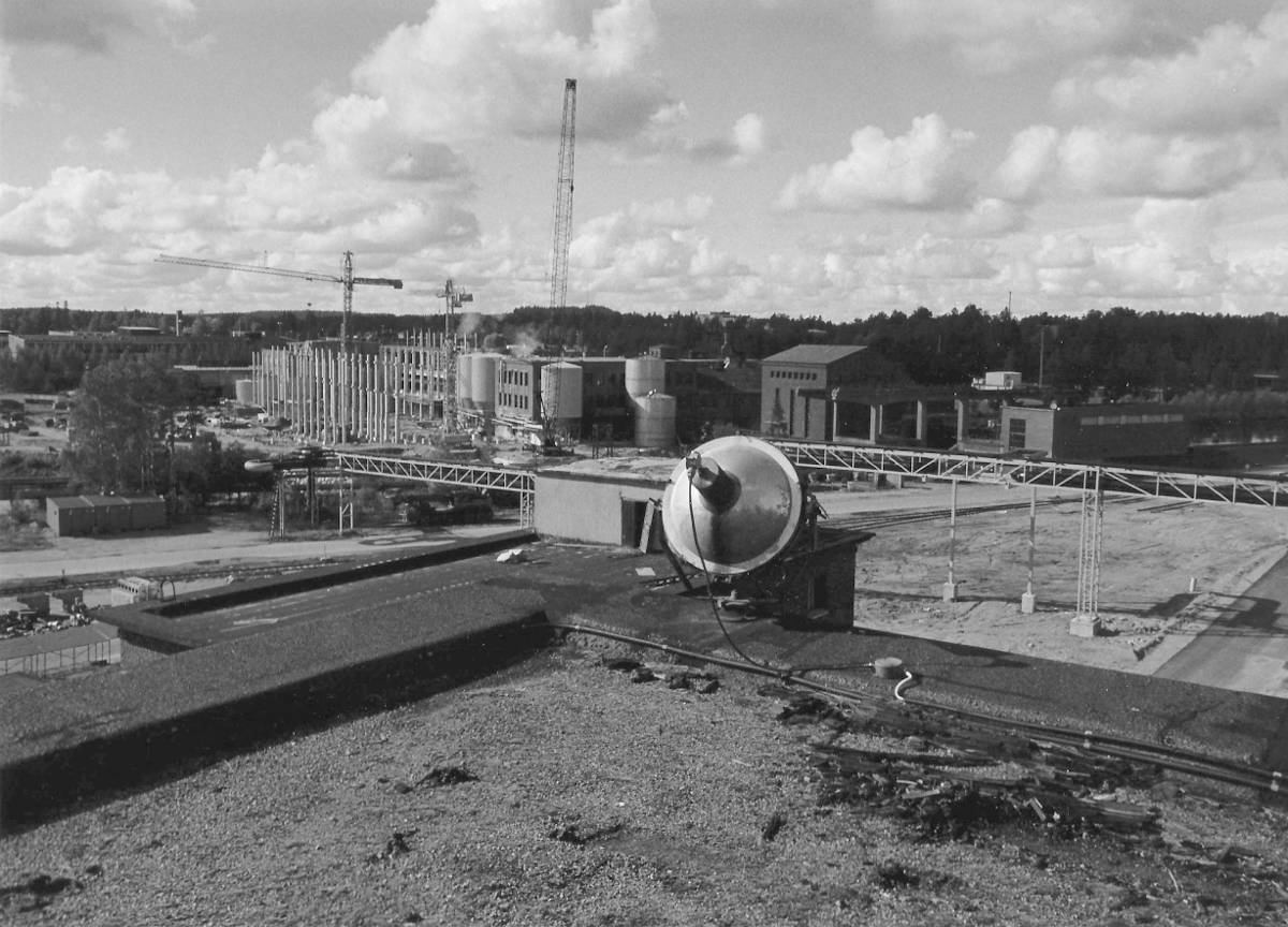 Paperitehtaan rakennustyömaata sulfiitin valkaisimon katolta kuvattuna.