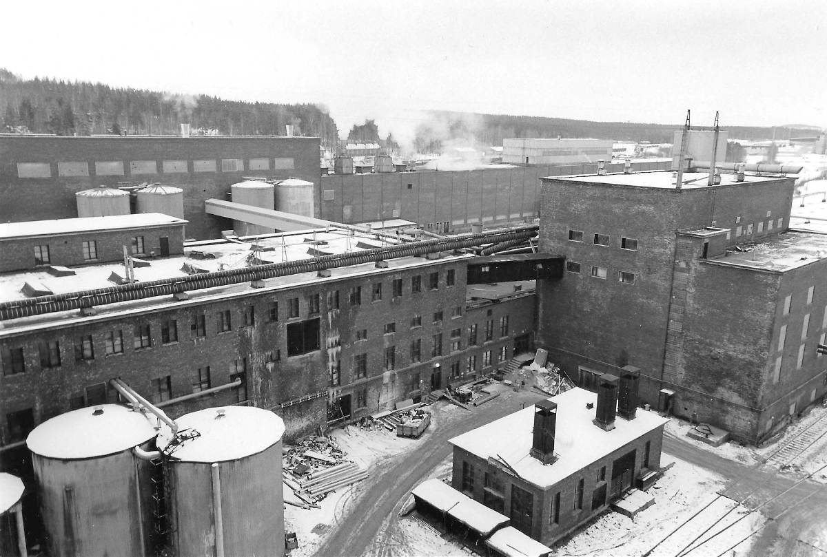Sulfiitin rakennuksia happotornista päin ennen niiden purkamista vuonna 1990.