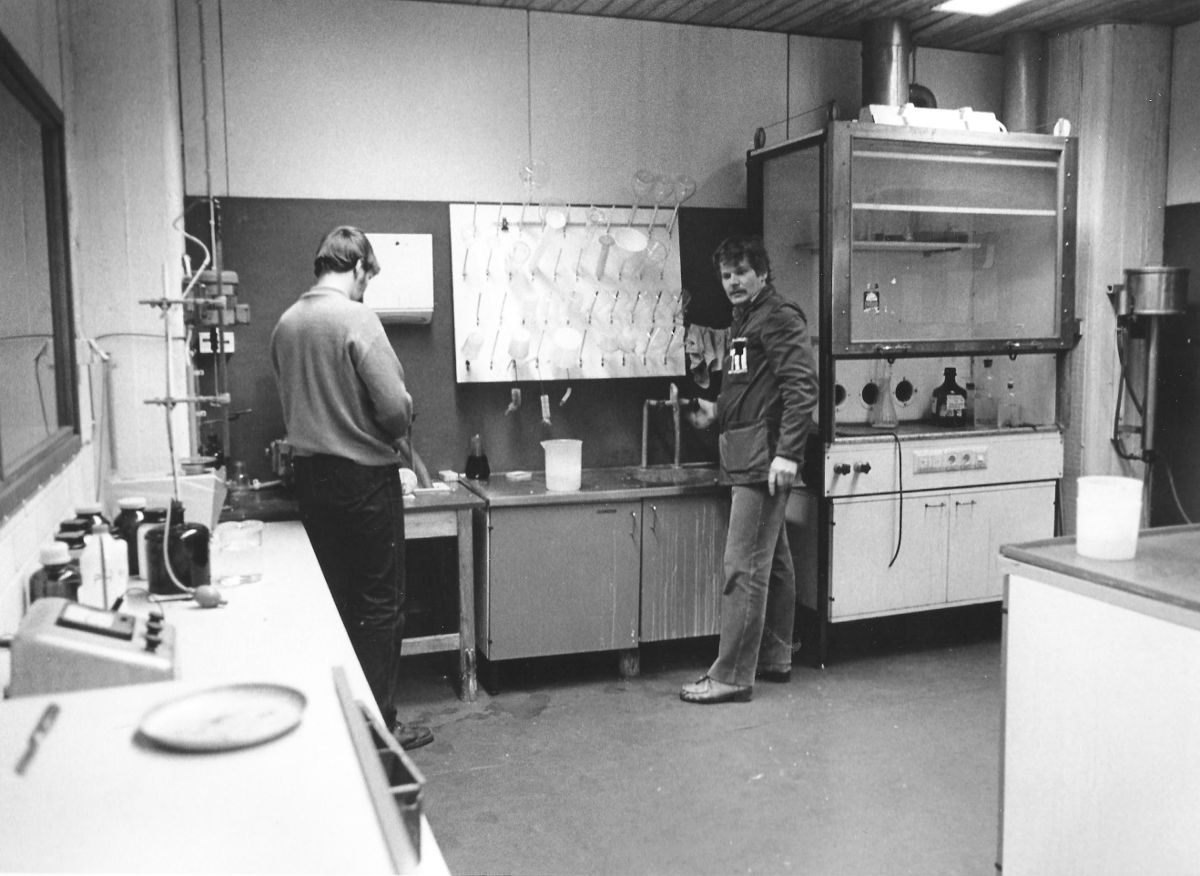 Sulfiitin valkaisimon labrassa apuvalkaisija Ismo Tyyskä ja vuoromestari Jorma Mäntymaa.