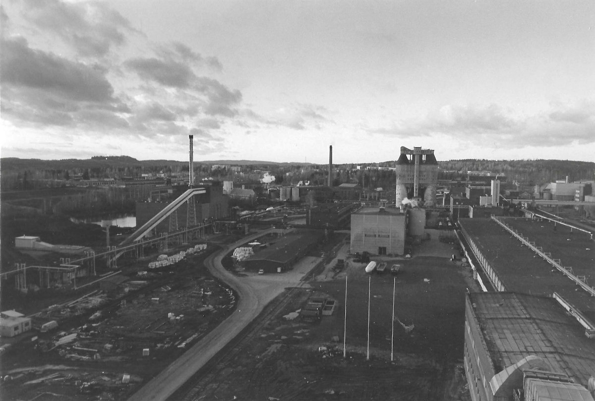Näkymä sulfaattisellutehtaan katolta kohti pohjoista 1980-luvun taitteessa.