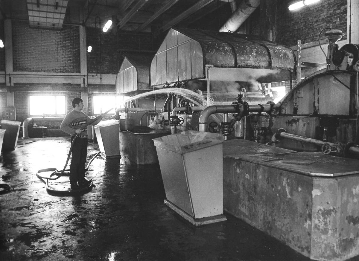 Sulfiitin apuvalkaisija Ismo Tyyskä työssään.