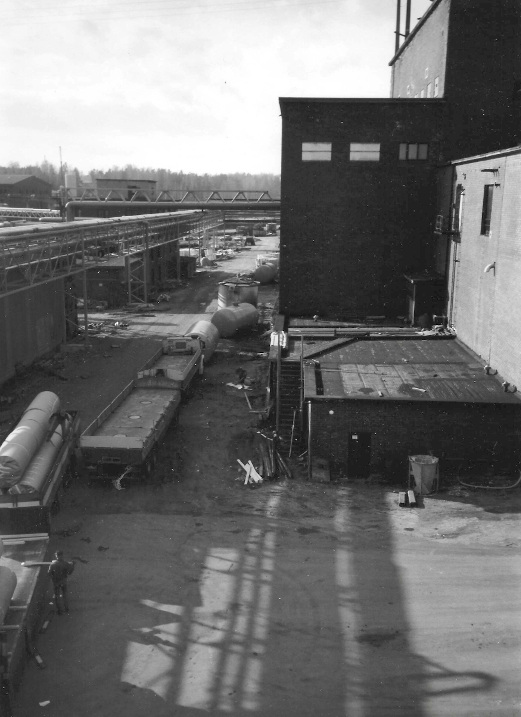 Tuotevaraston katolta sulfiitin valkaisun ja haihduttamon suuntaan tehtaan alasajon jälkeen.