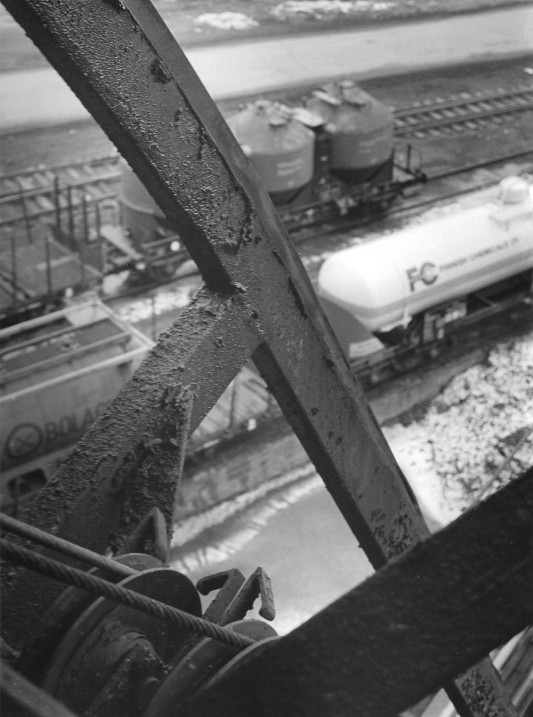 Kiisutehtaan tuhkavaunun kuljettimen rakenteita.