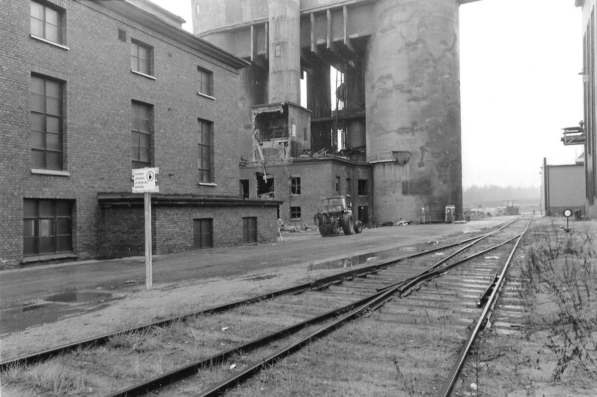 Sulfiitin hakkuosasto ja jo osittain purettu happotorni 1985.