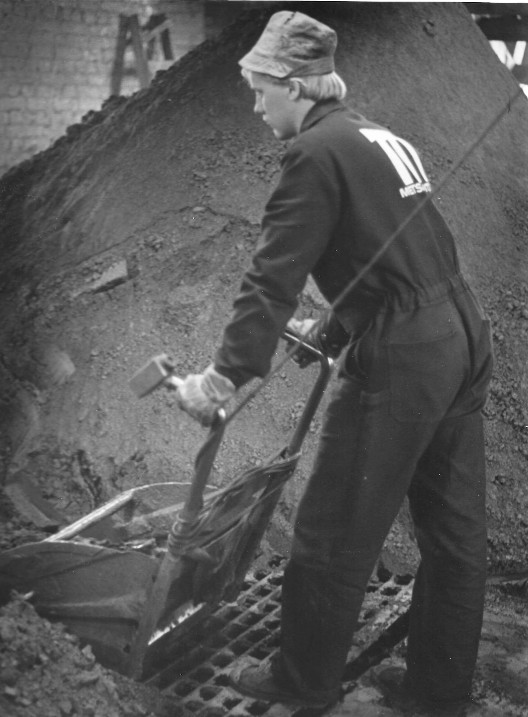 Sulfiitin kiisutehtaalla kiisun lastausta seulalle.