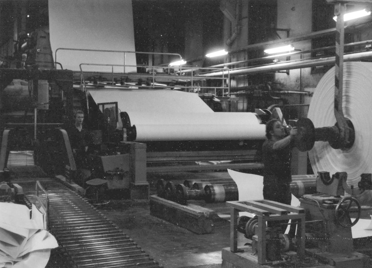 Sulfiitin konesalin kuivaapäätä. Poperullaimella on juuri vaihdettu uusi rauta.