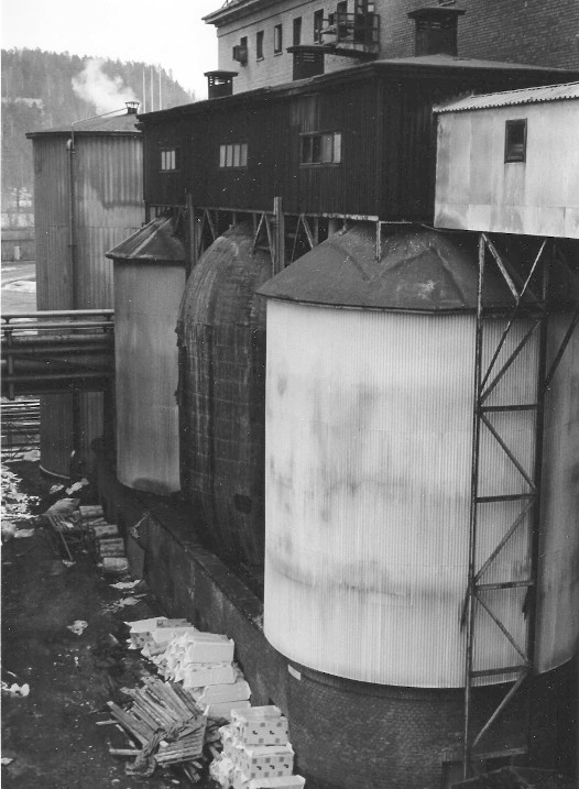 Sulfiitin keittämön keittohapposäiliöitä.