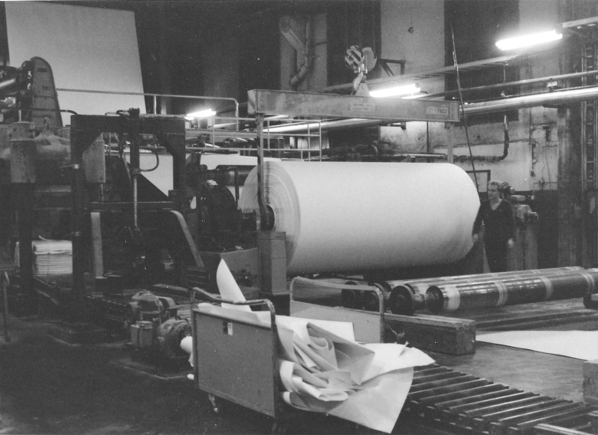 Sulfiitin konesalin kuivaapäätä. Poperullaimella on juuri valmistumassa uusi tambuuri.