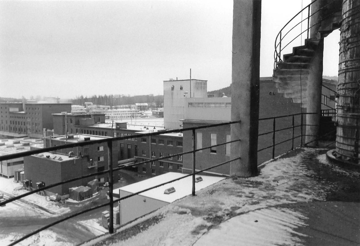 Sulfaatin happotornia ja takana kemiallinen tehdas.