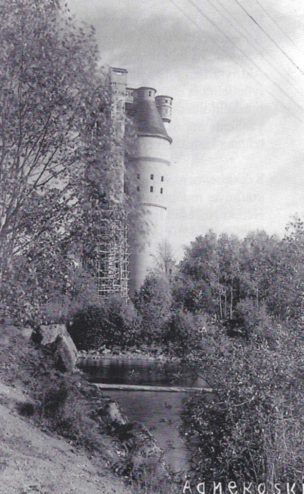 Sulfiittitehtaan happotornia rakennetaan vuonna 1936.