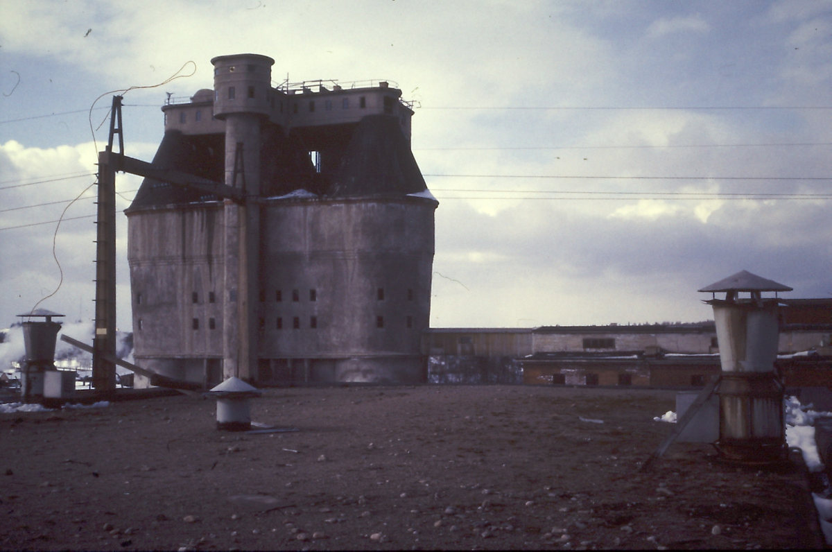Sulfiitin happotorni ja haihduttamon kattoa.