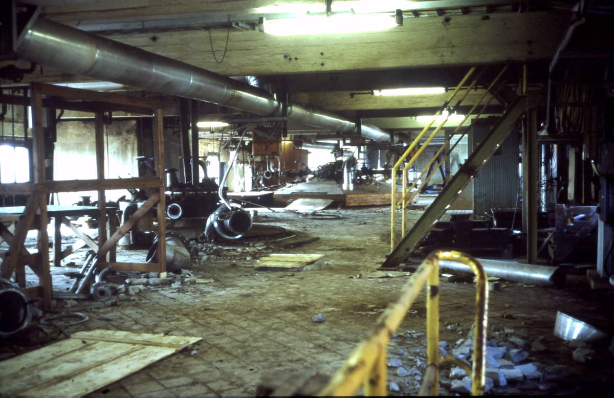 Sulfiitin keittömän yläkertaa tehtaan alasajon jälkeen. Sellunkeitto tehtaalla päättyi 16.1.1984.