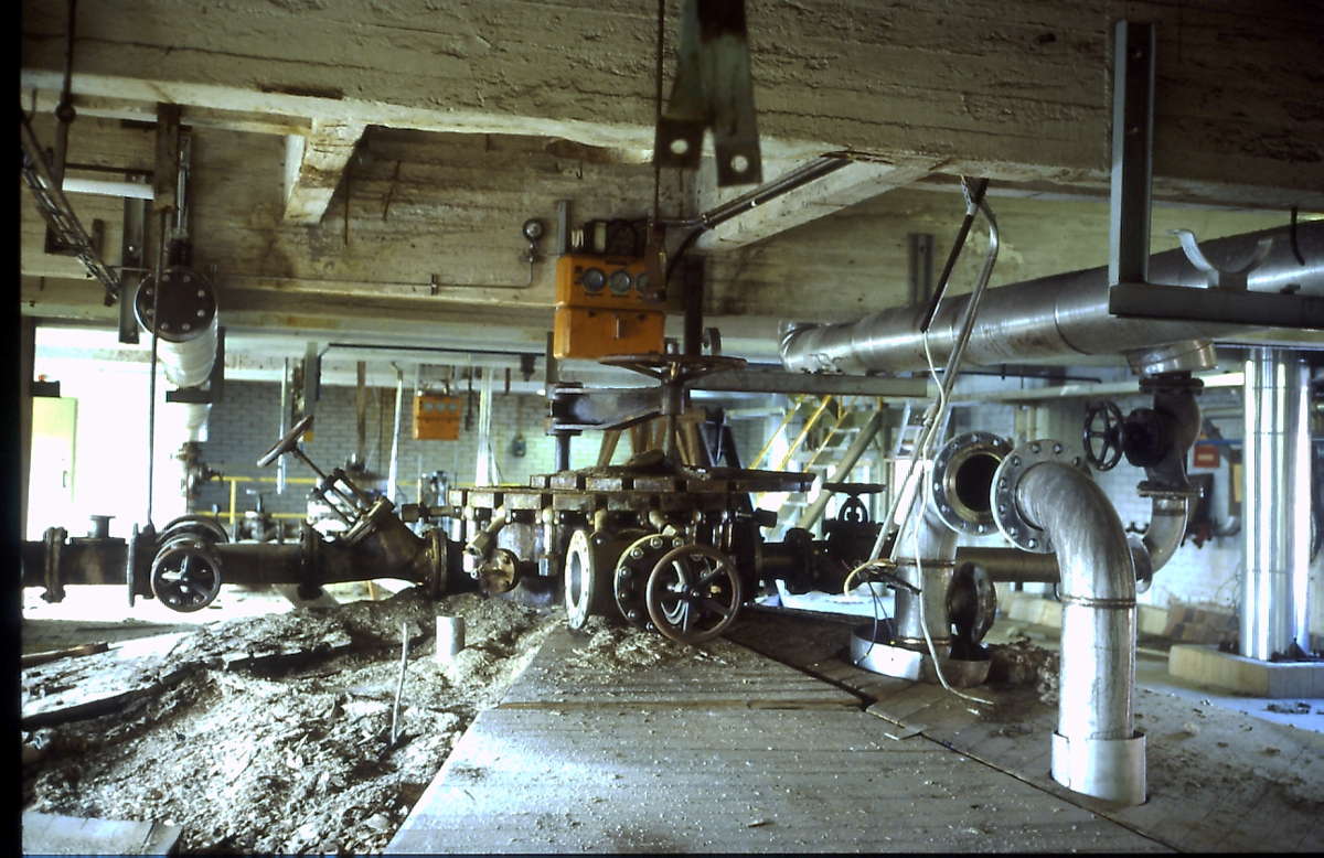 Sulfiitin keittömän yläkertaa tehtaan alasajon jälkeen. Sellunkeitto tehtaalla päättyi 16.1.1984.