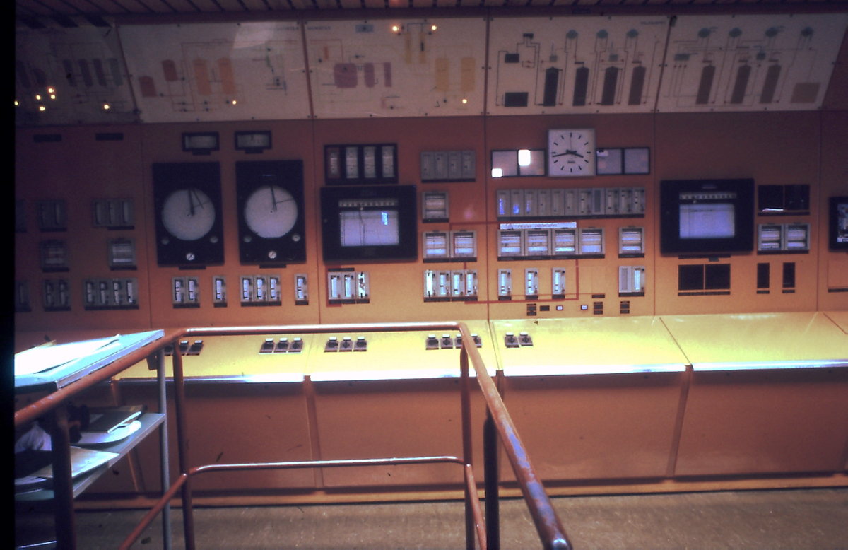 Sulfiitin valkaisimon valvomon ohjaintaulua.