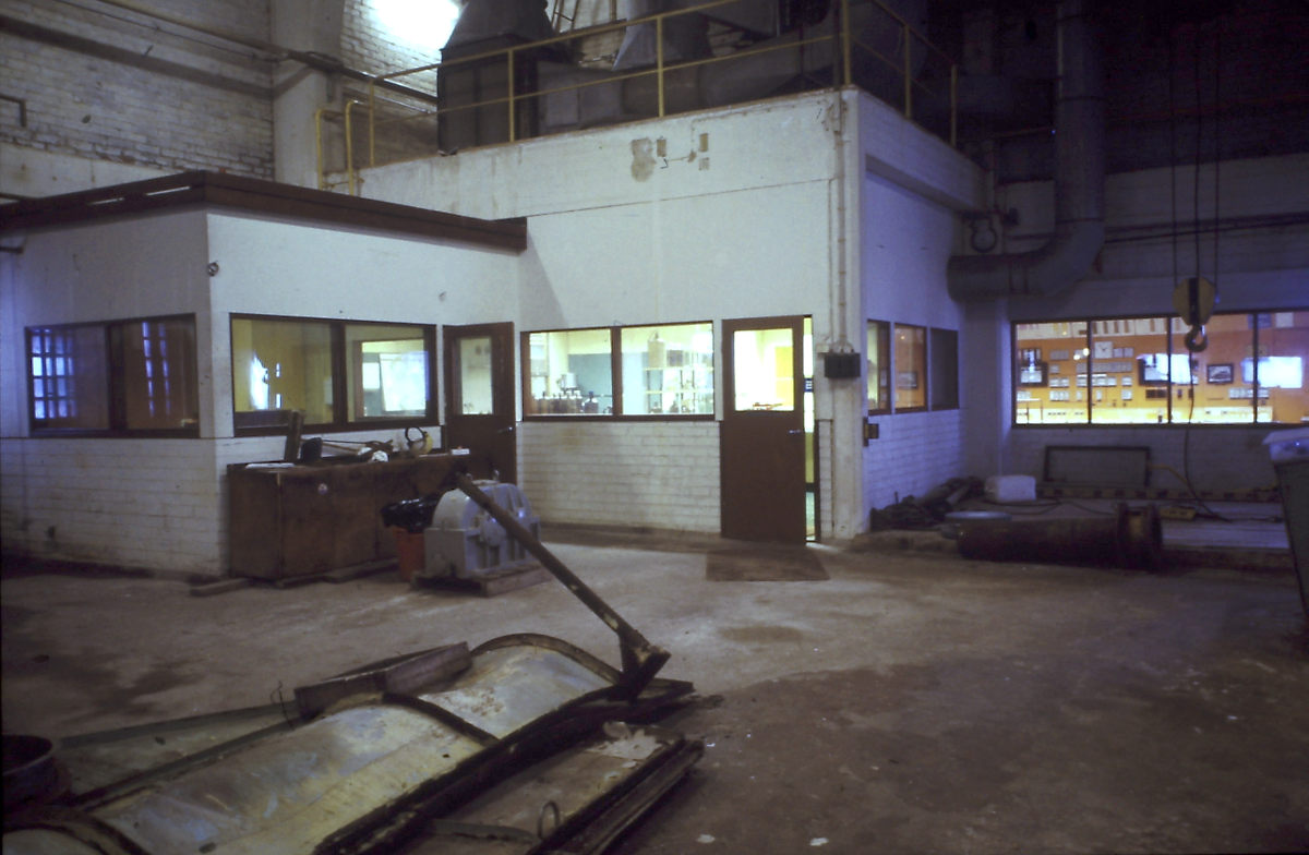 Sulfiitin valkaisimon valvomo.