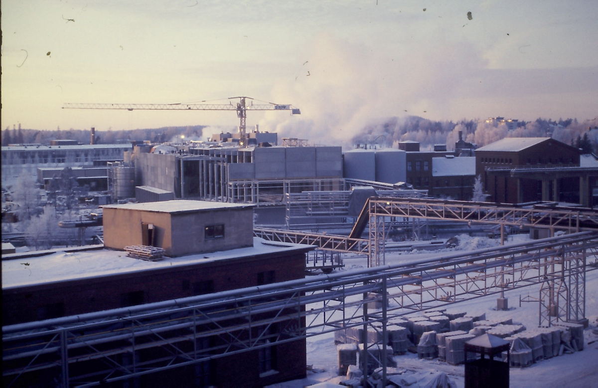 Uutta paperitehdasta rakennetaan 1980-luvun puolivälin paikkeilla.