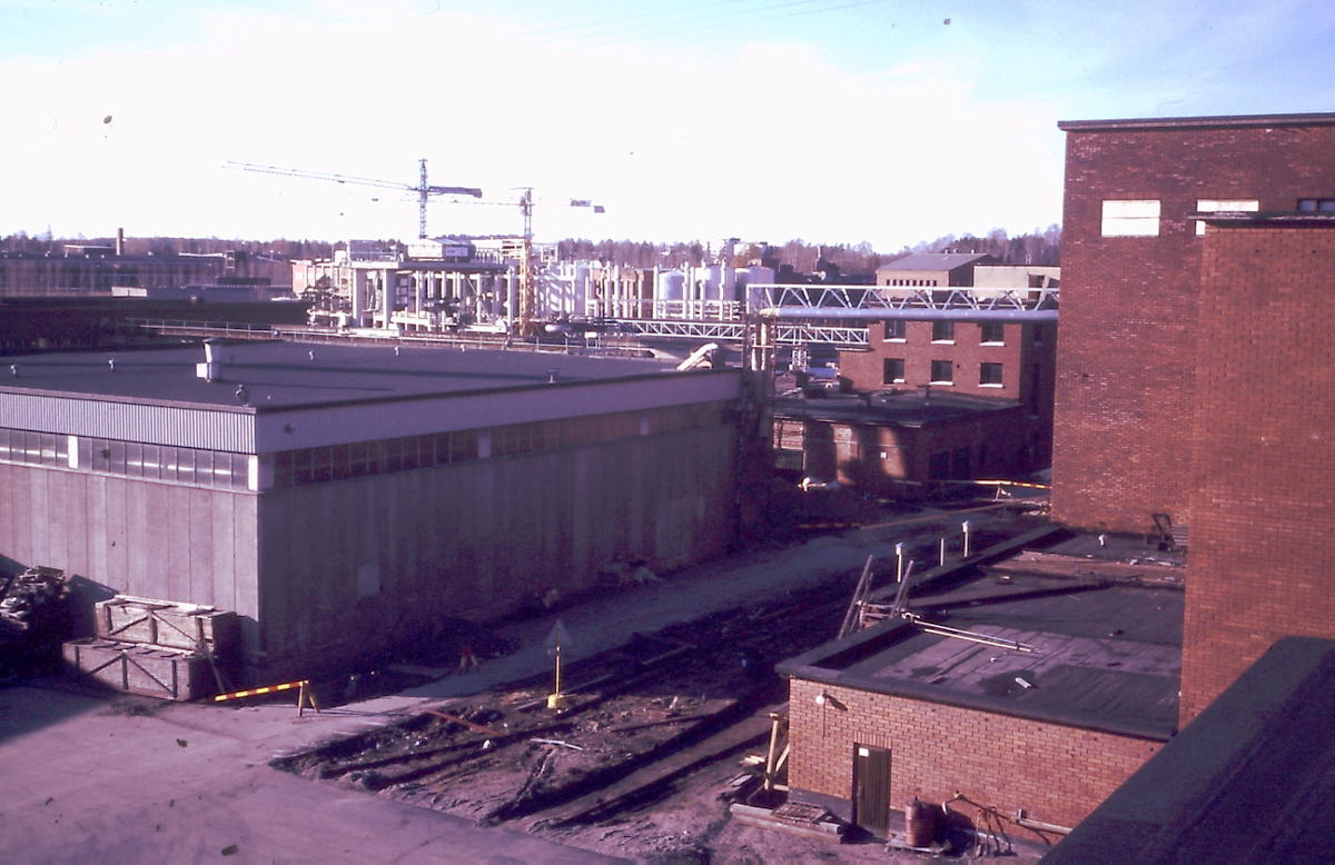 Vasemmalla sulfiitin kuorimo ja hakkuosasto. Oikeassa reunassa haihduttamoa ja klooridioksidilaitosta tehtaan alasajon jälkeen.