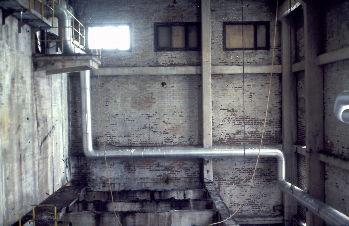 Sulfiitin haihduttamoa sisältä laitteiden purkamisen jälkeen.