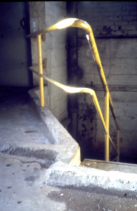 Sulfiitin valkaisimon pesuritason hissi ja portaat.