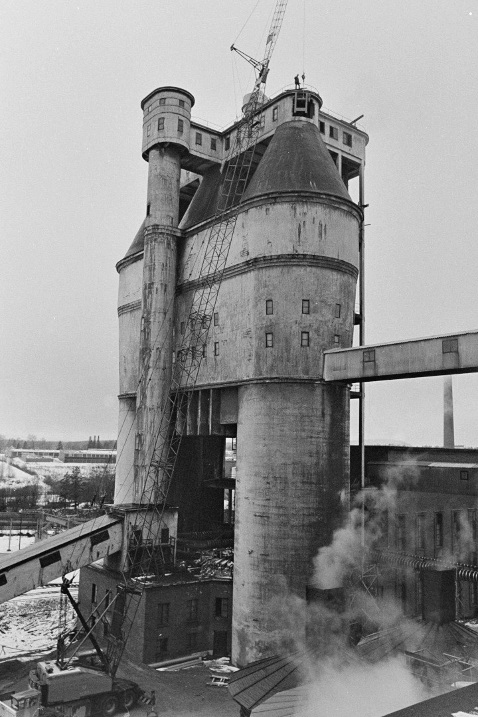 Keskuskuorimon hakkeen puhallusputken asennusta vuonna 1974.