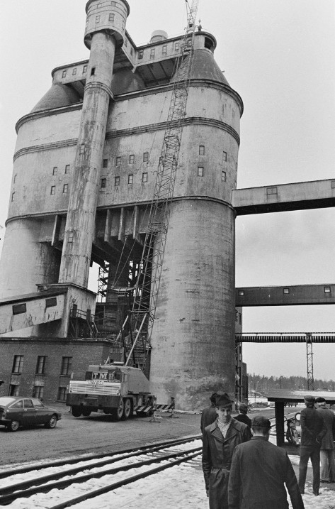Keskuskuorimon hakkeen puhallusputken asennusta vuonna 1974.