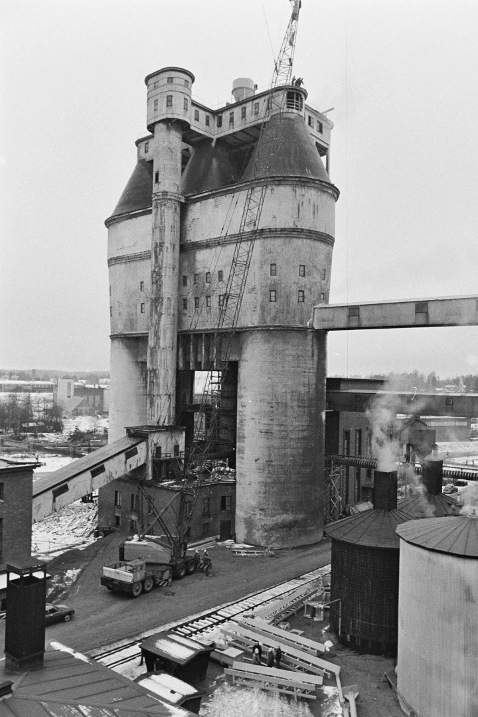 Keskuskuorimon hakkeen puhallusputken asennusta vuonna 1974.