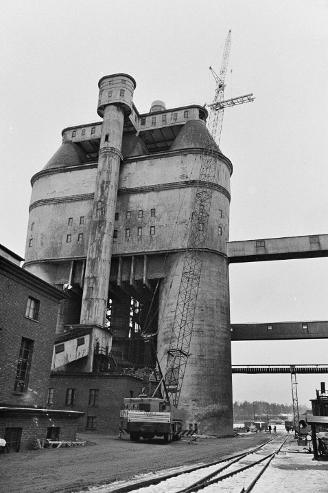 Keskuskuorimon hakkeen puhallusputken asennusta vuonna 1974.