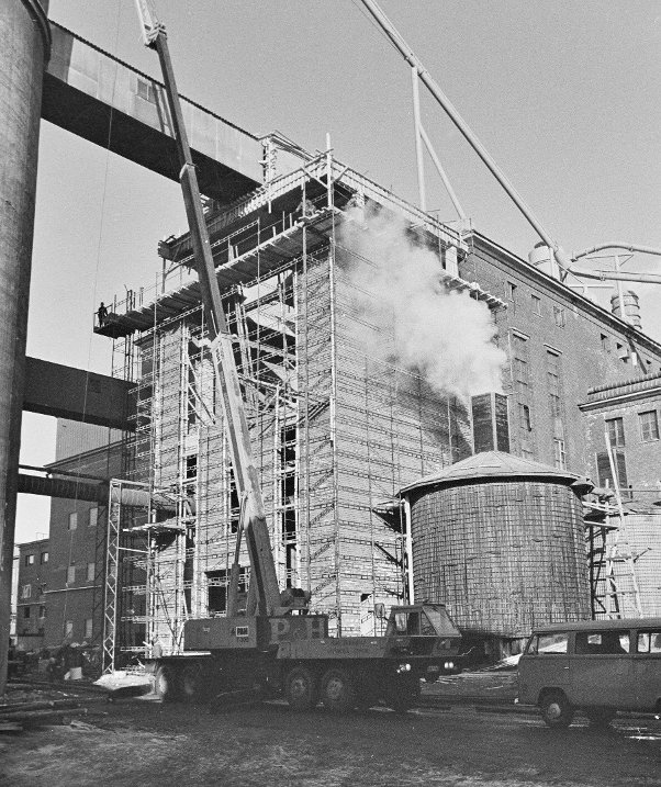 Keittämön 4. kattilan rakennustyömaata vuonna 1975.