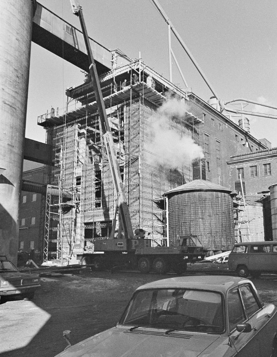 Keittämön 4. kattilan rakennustyömaata vuonna 1975.