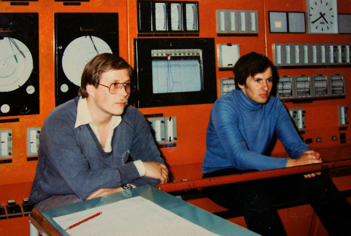 Jari Ihanainen ja Ismo Tyyskä sulfiitin valkaisun valvomossa 1970-luvun lopulla.