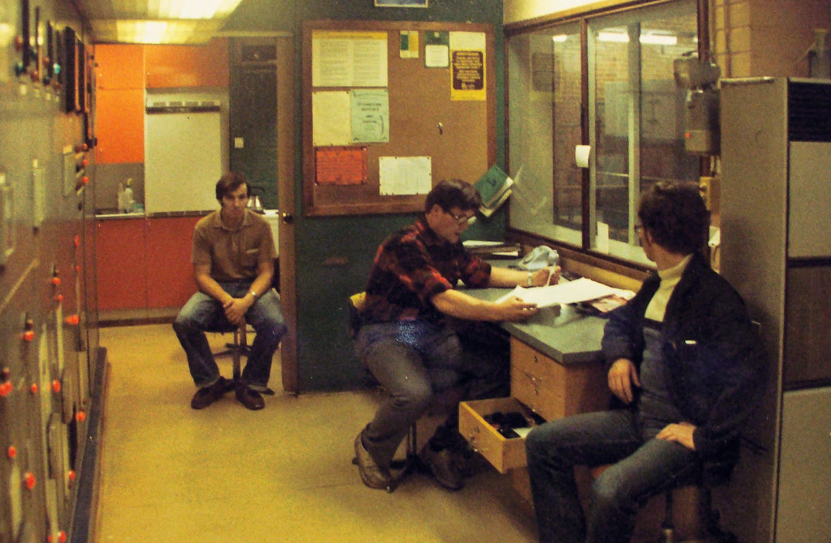 Sulfaatin valkaisussa. Vasemmalla Ismo Tyyskä. Keskellä vuoromestari Mauno Ihanainen.