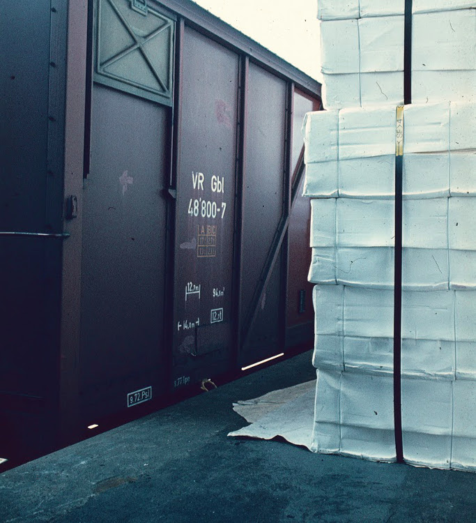 Sulfiittisellua maailmalle lähdössä. Yksittäiset sellupaalit niputettiin varaston keskellä olevalla niputusasemalla 4 paalin suurpaaleiksi.