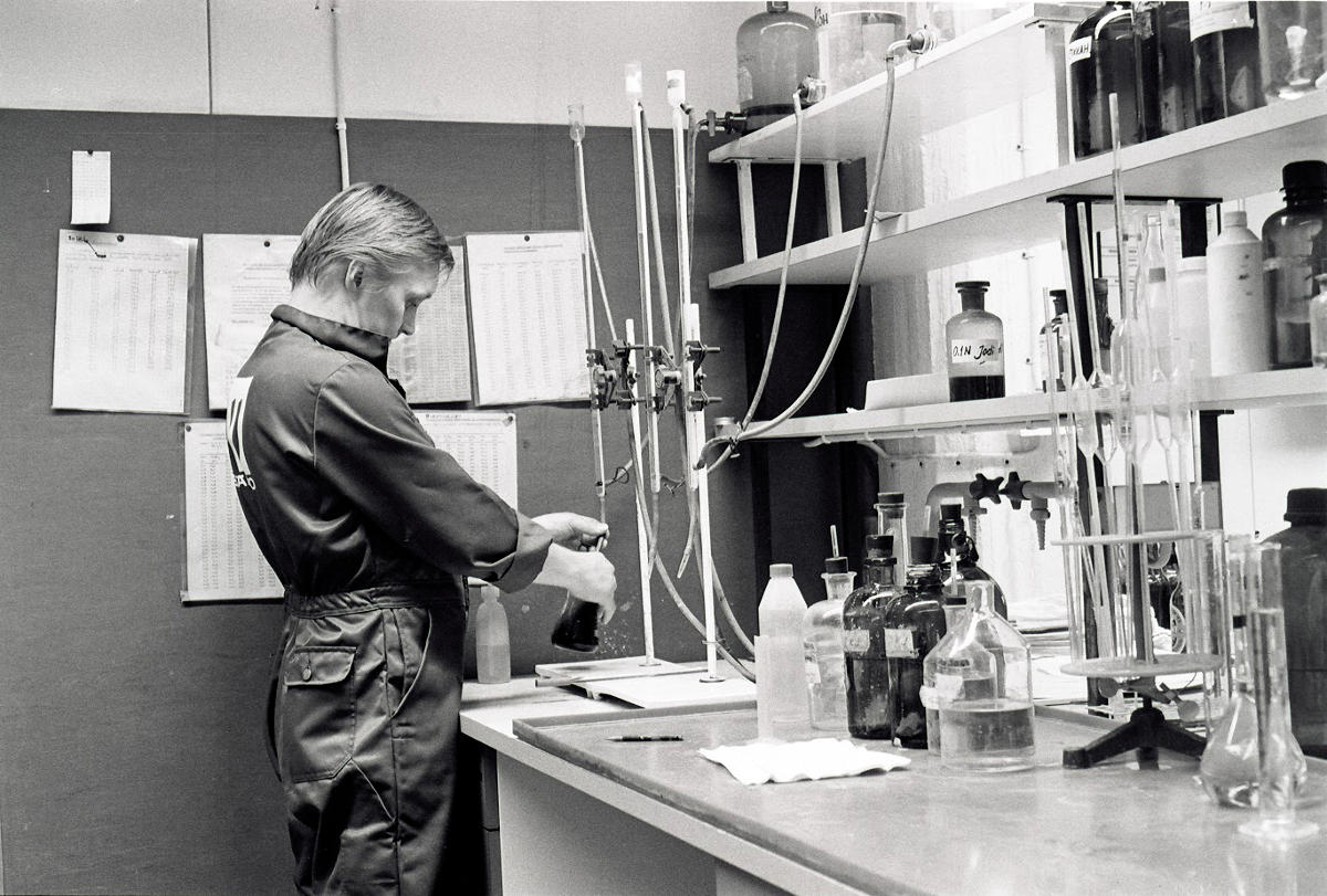 Myrkkymies Jorma Hiekkala titraamassa dioksinäytettä..