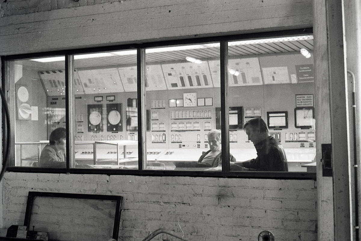 Valkaisun valvomossa. Vasemmalta II-valkaisija Ismo Tyyskä, I-valkaisija Antti Kukonlehto ja klooridioksidimies Jorma Hiekkala.