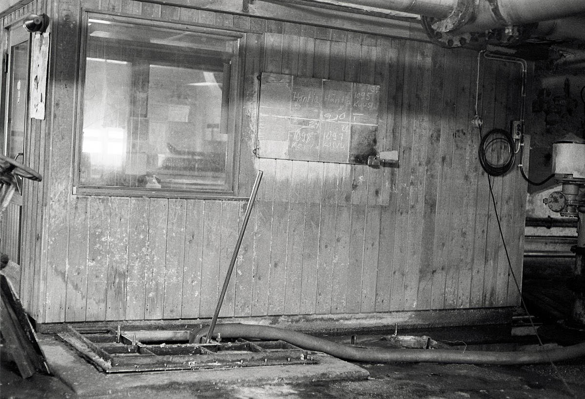 Massakuoppien valvomo. Valvomon seinällä valvontataulu, josta näkyi mitä laatua massaa kussakin kahdeksasta kuopasta oli menossa.