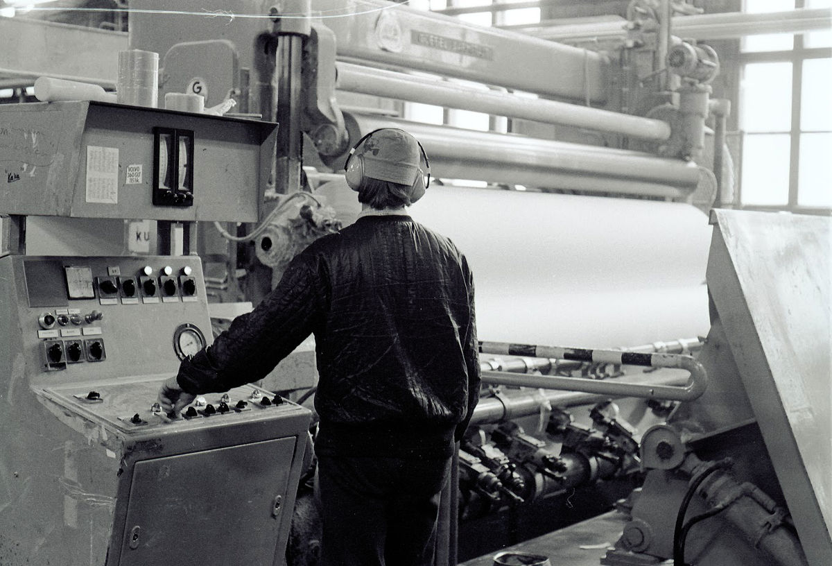 Pituusleikkurinhoitaja Asko Hasa työssään.